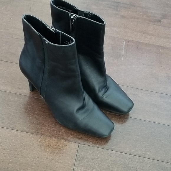 Leather black boots. - Picture 2 of 2